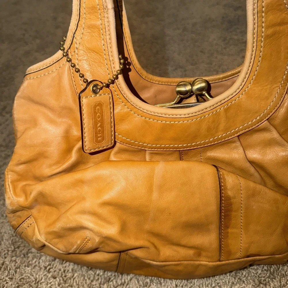 Coach Ergo Tan Kiss Lock Hobo Shoulder Bag Plaid Lined, Gold Hardware, Charm